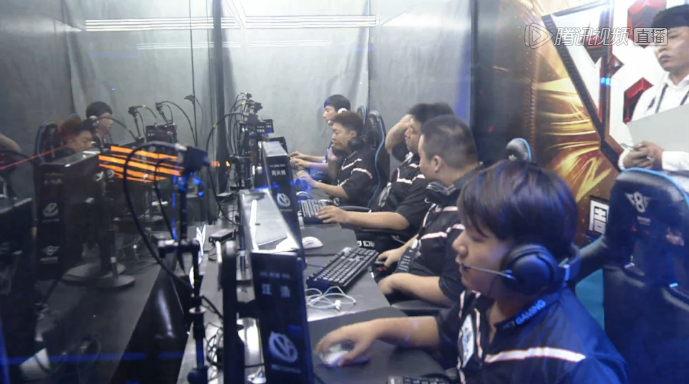 庆祝【2022LPL年度最佳阵容】的产生，精选英雄和皮肤将在2022年12月16日期间限时半价销售